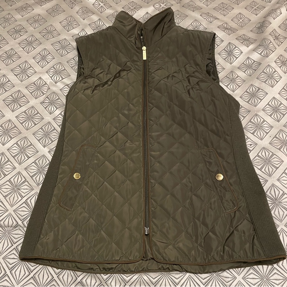Cambridge size medium green vest